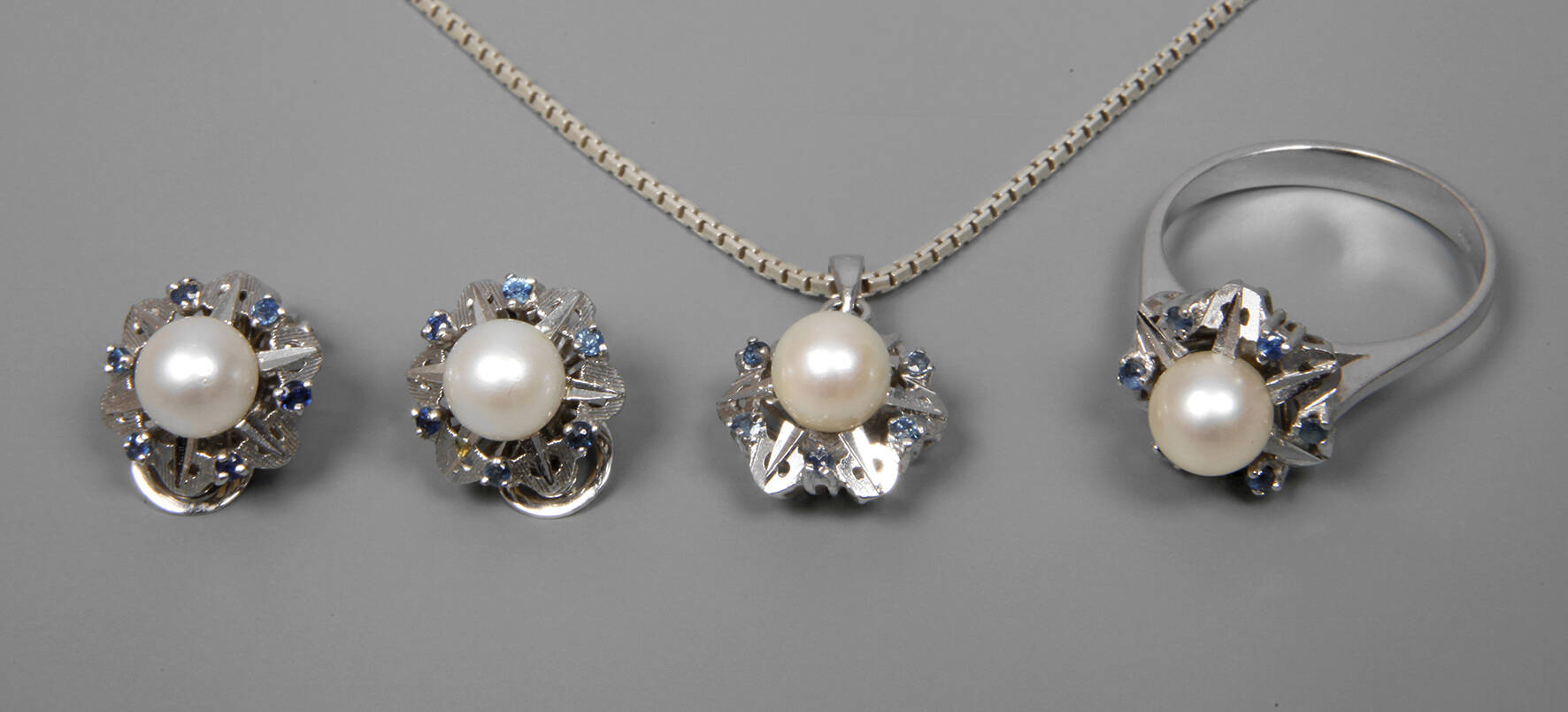 Schmuckset mit Perlen und Saphiren