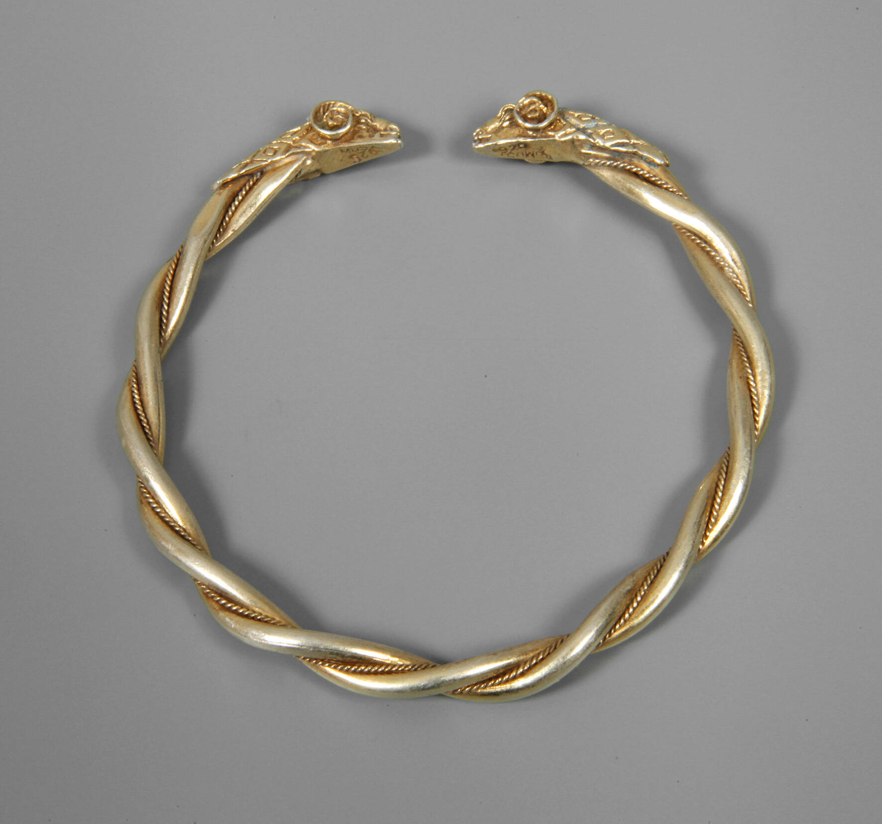 Armspange mit Widderköpfen