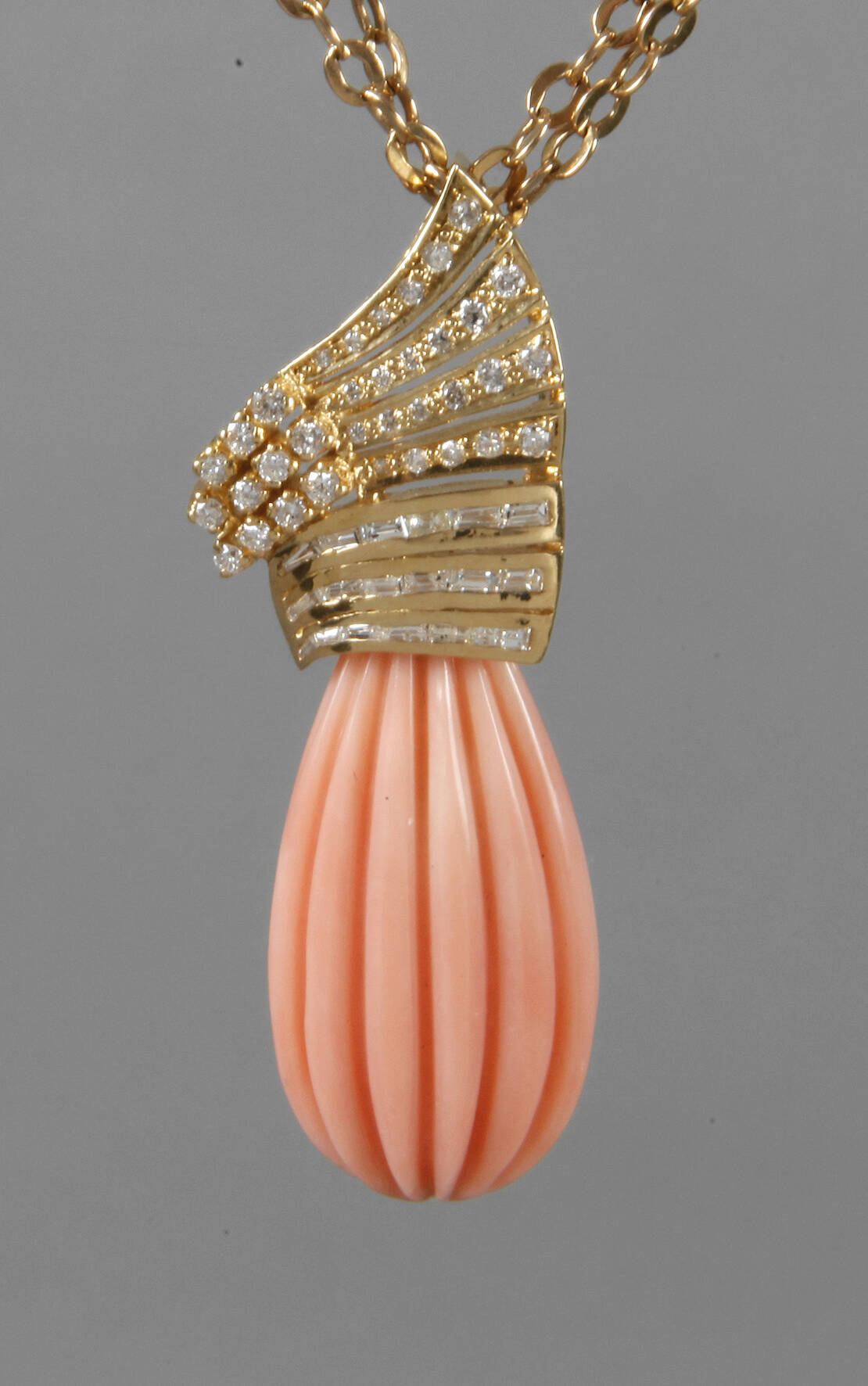 Hochwertiger Korallanhänger mit Brillanten