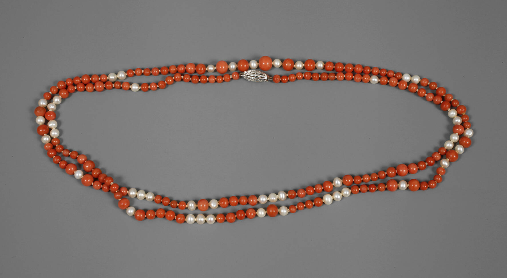 Kette mit Perlen und Korallen