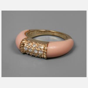 Damenring mit Engelshautkoralle und Brillanten