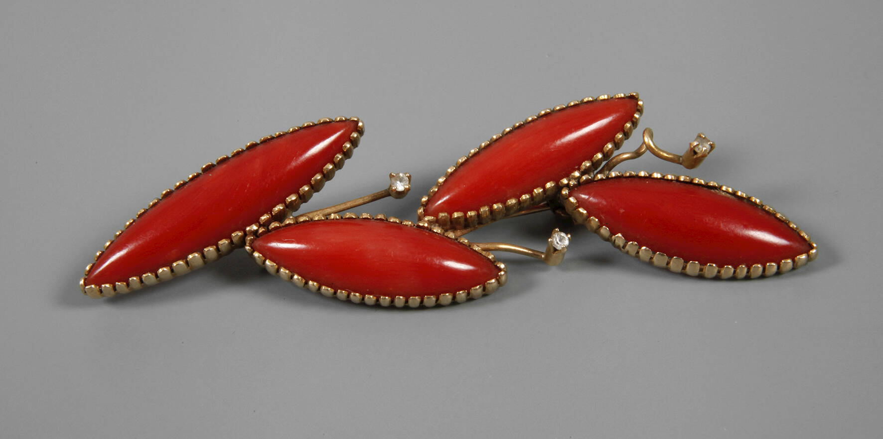 Brosche mit Koralle und Diamanten