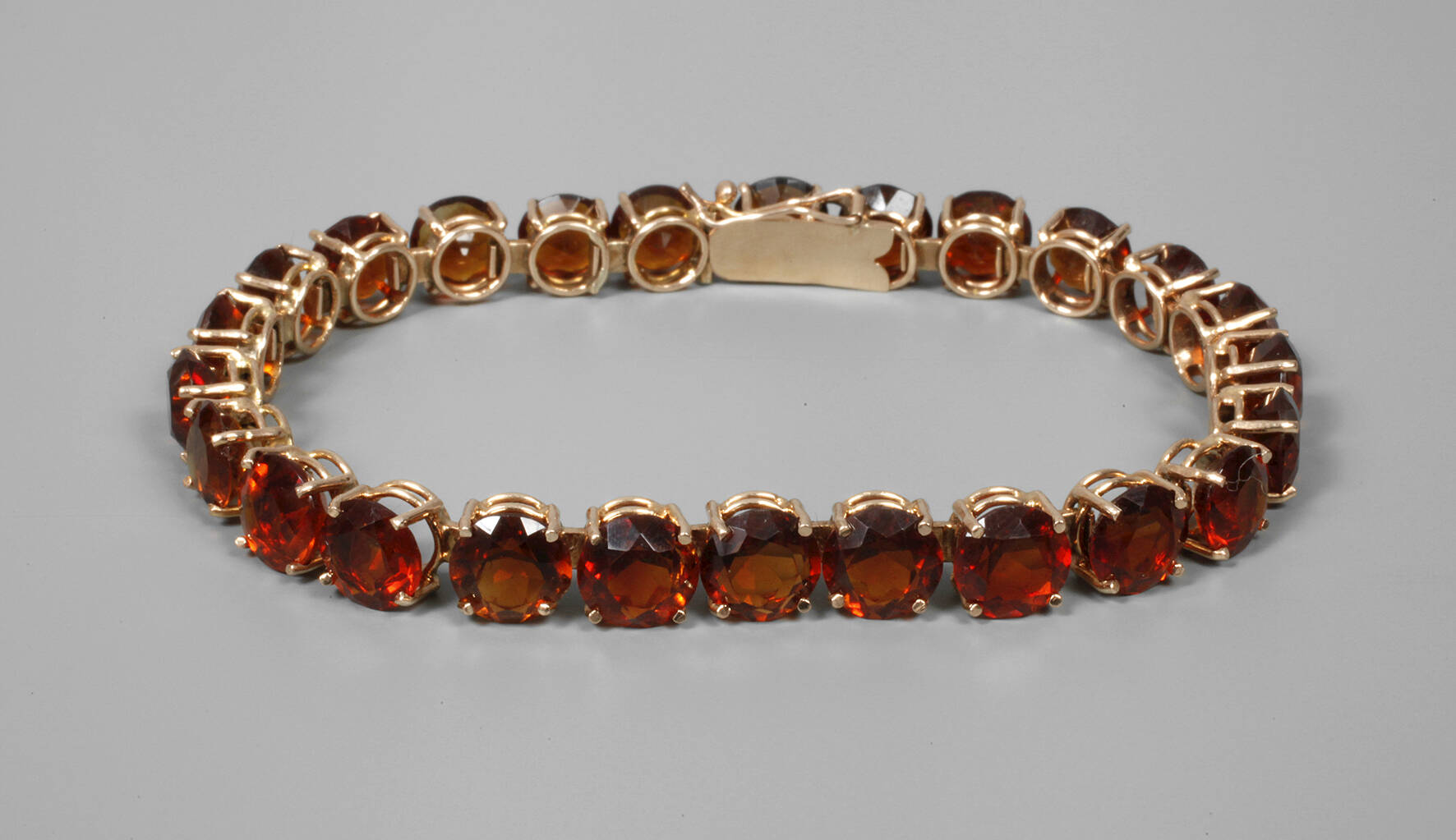 Armband mit orangefarbenen Granaten