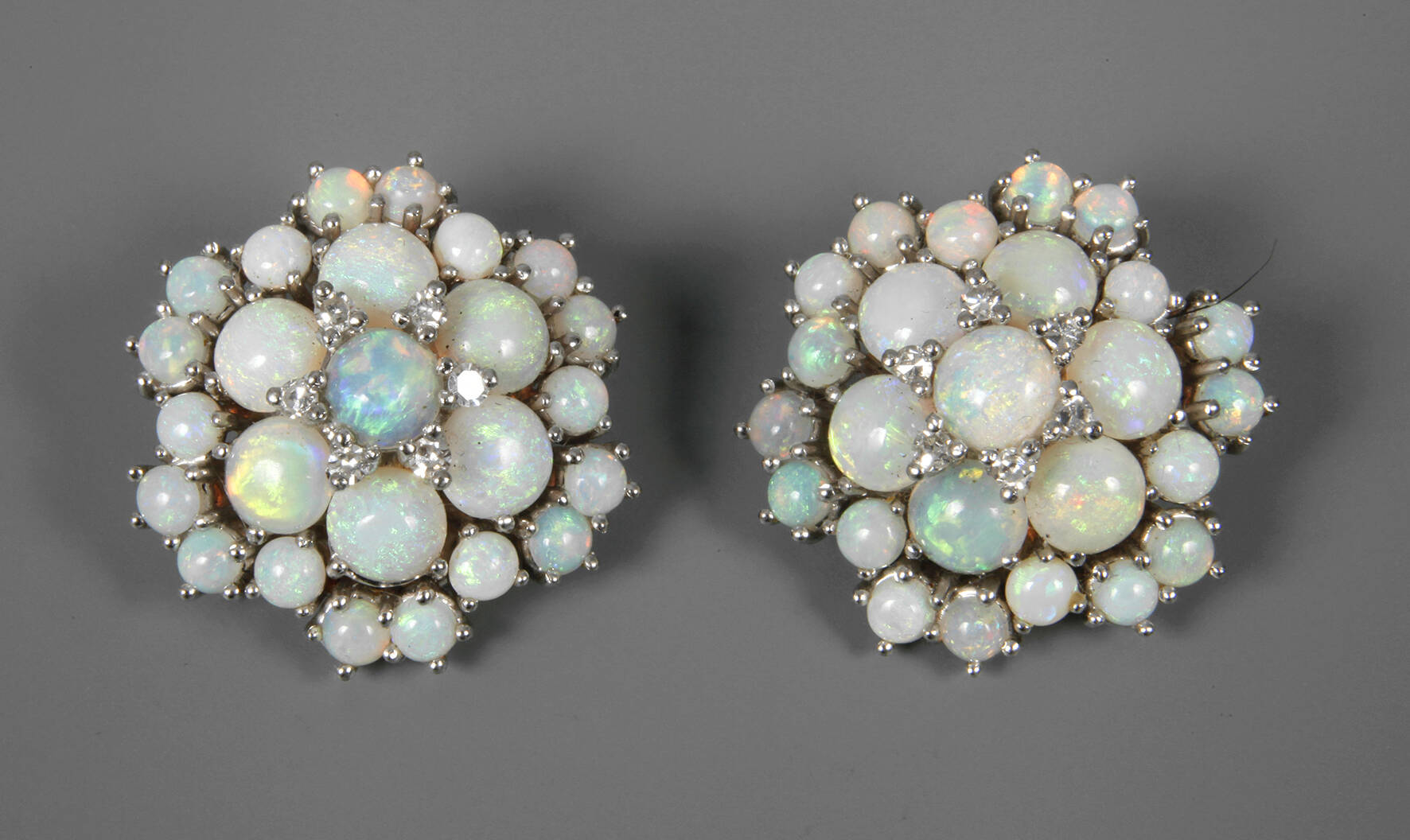 Paar Ohrclips mit Edelopalen und Diamanten