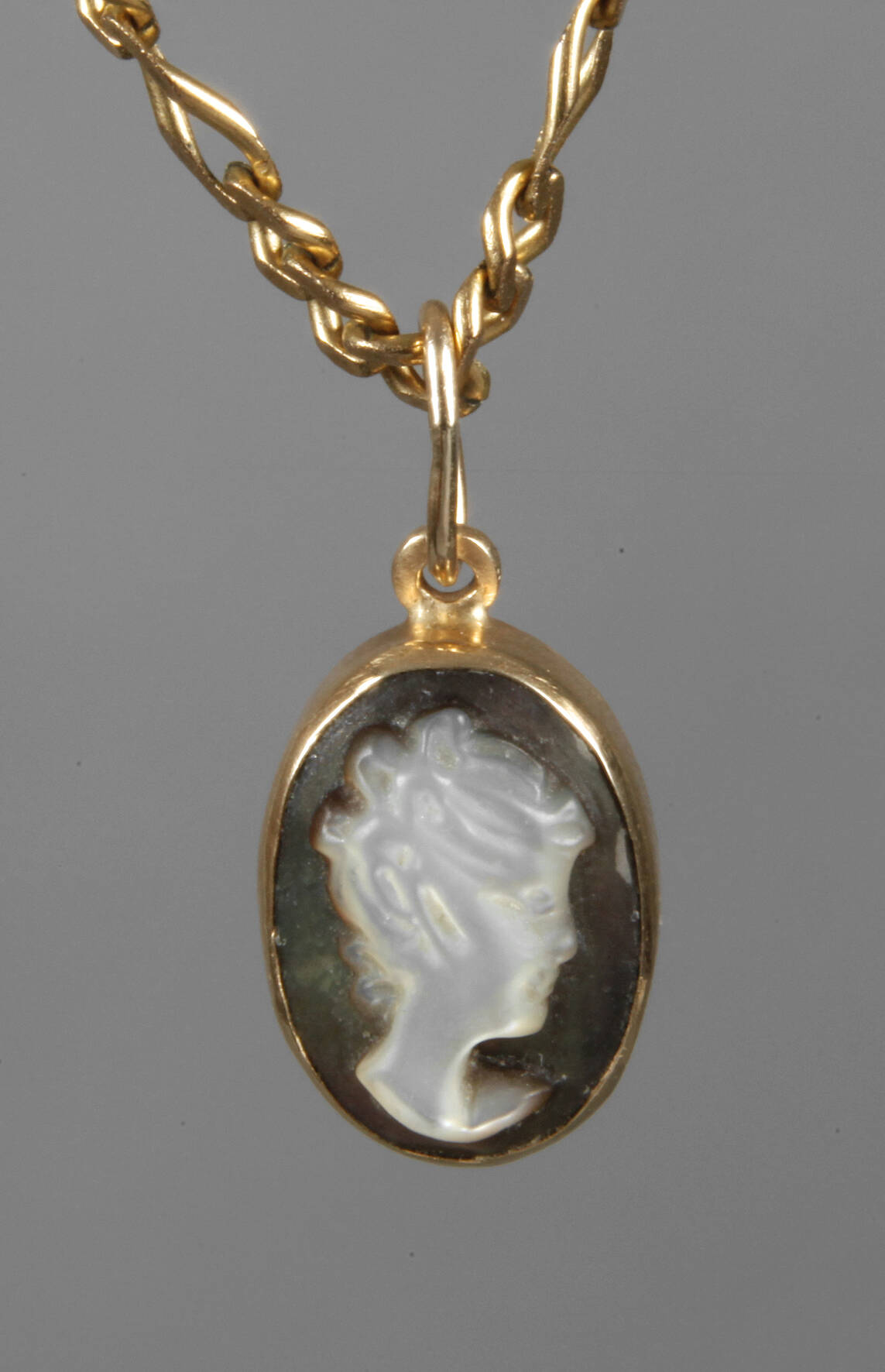 Perlmuttanhänger an Kette