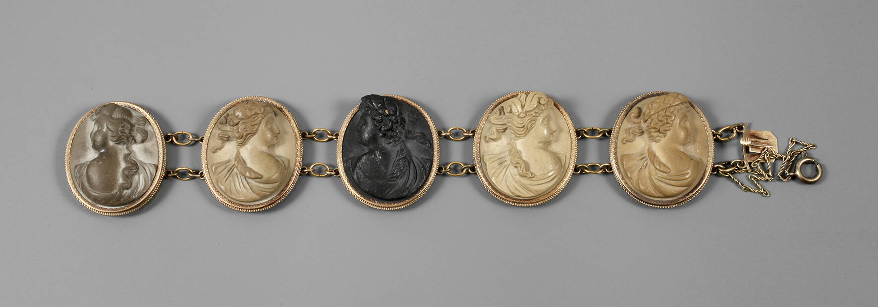 Armband mit Lavakameen