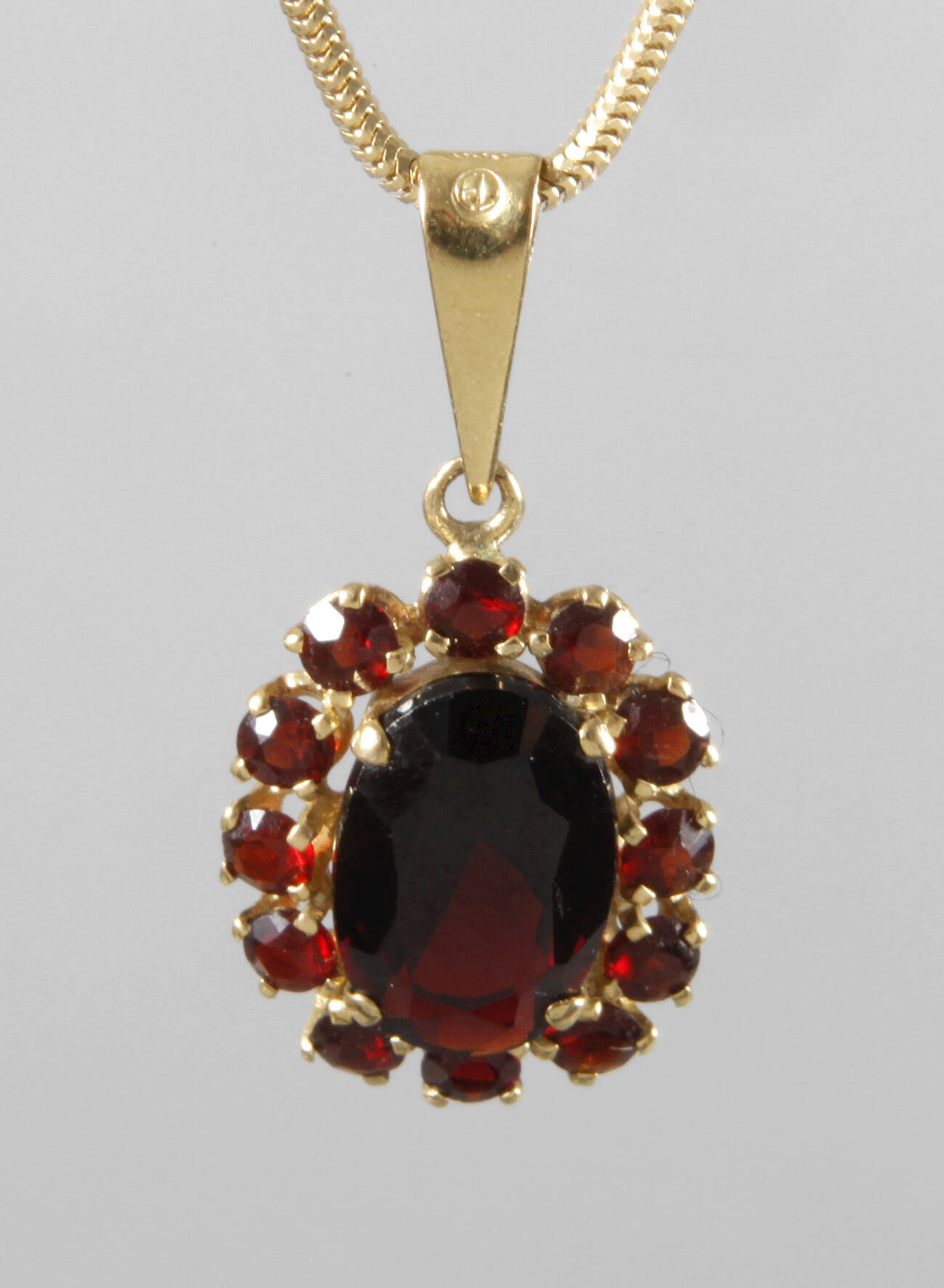 Granatanhänger an Kette