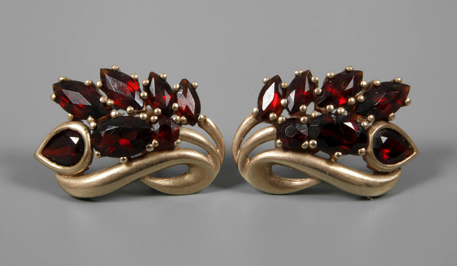 Paar Ohrringe mit Granaten