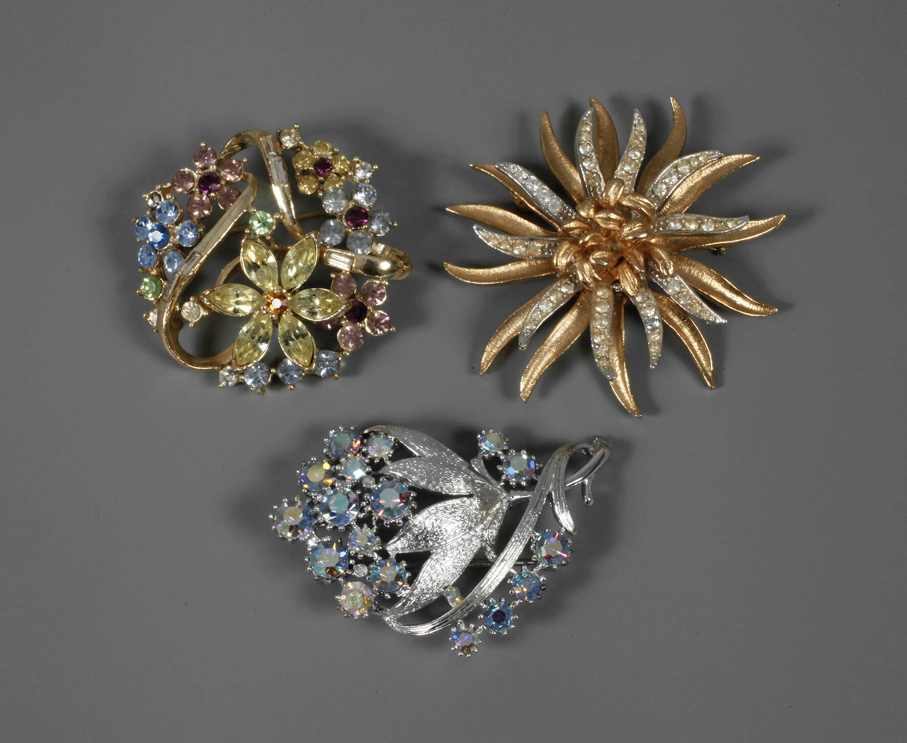 Drei Broschen mit Besatz