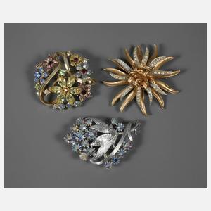 Drei Broschen mit Besatz