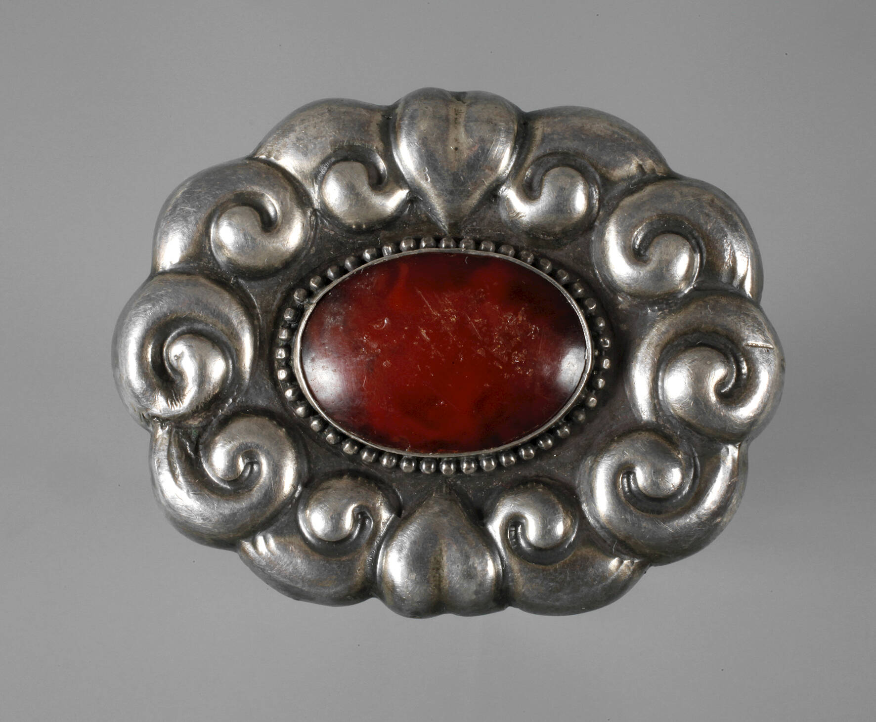 Brosche mit Bernstein