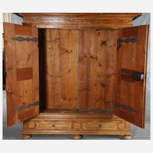 Feiner barocker Hallenschrank