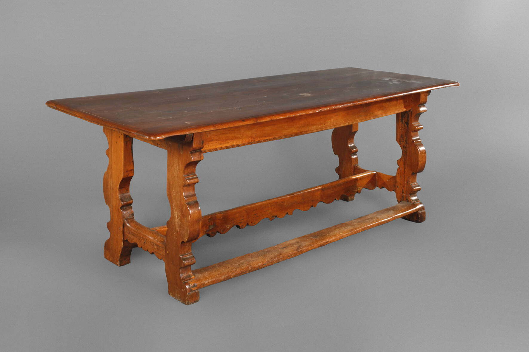 Großer barocker Esstisch