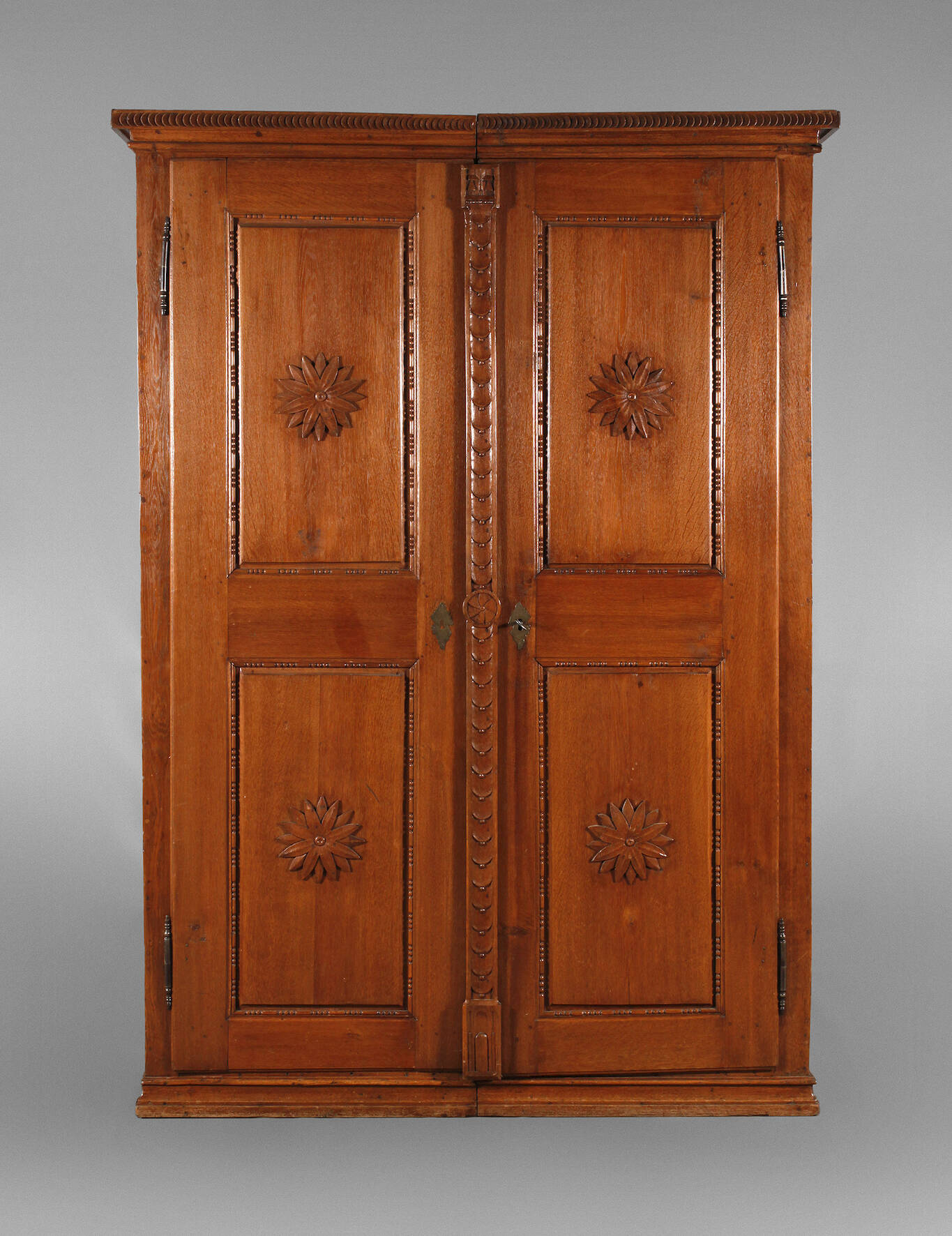 Klassizistischer Dielenschrank