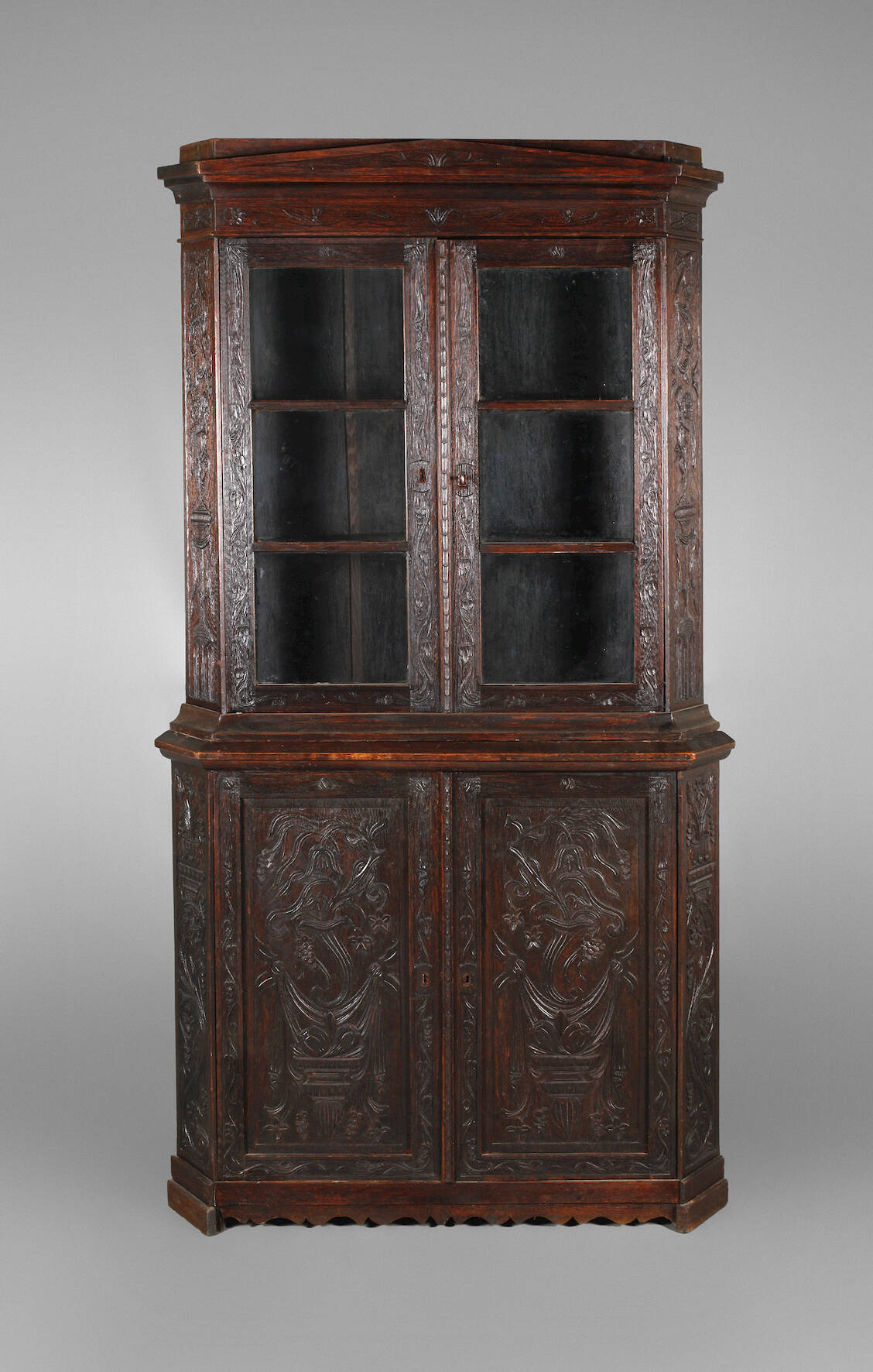 Klassizistische Eckvitrine