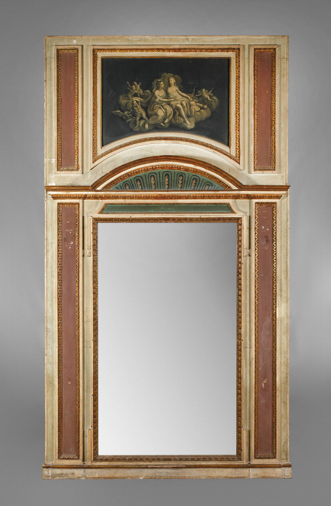 Übergroßer klassizistischer Spiegel