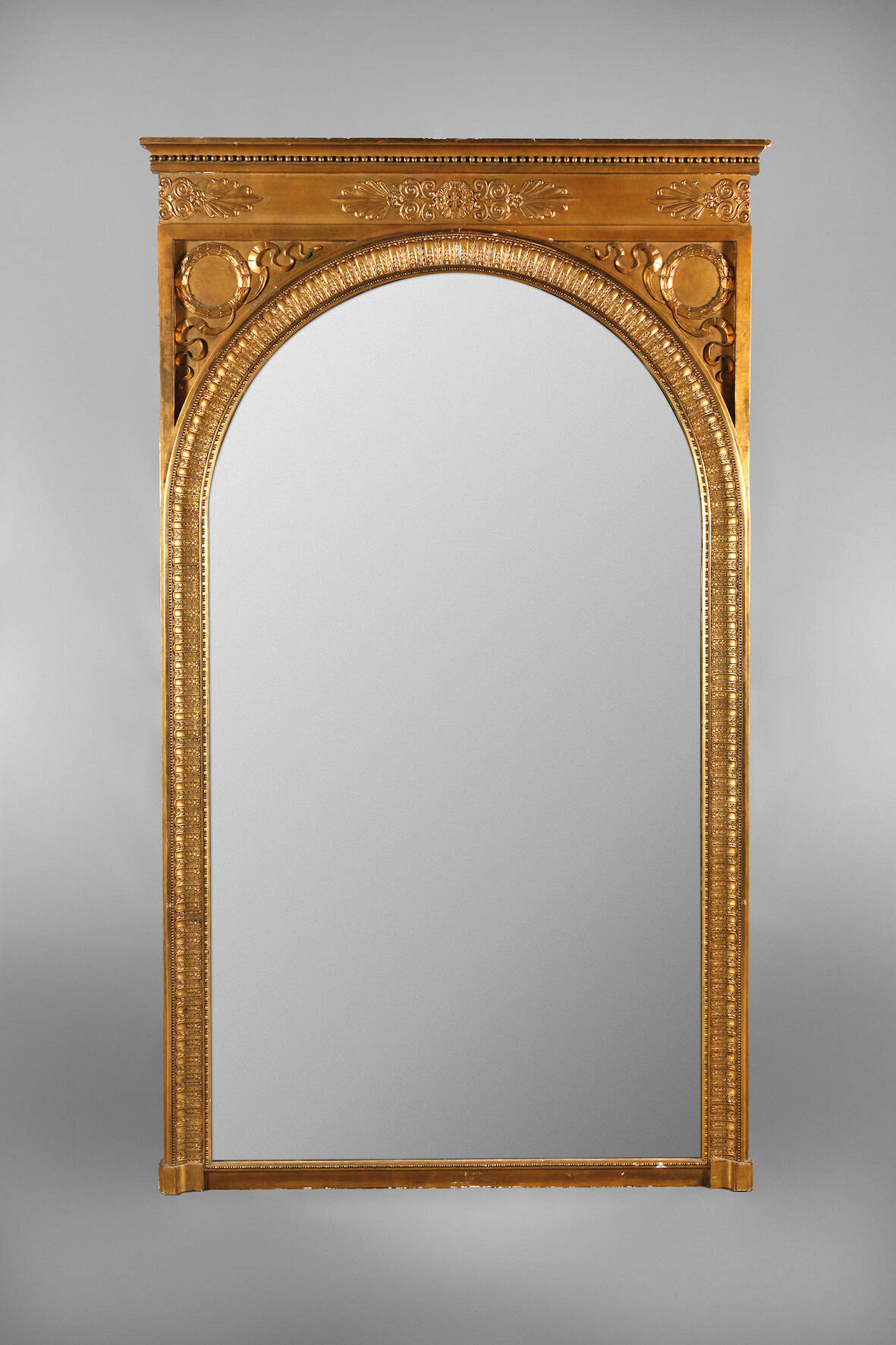 Großer neoklassizistischer Spiegel