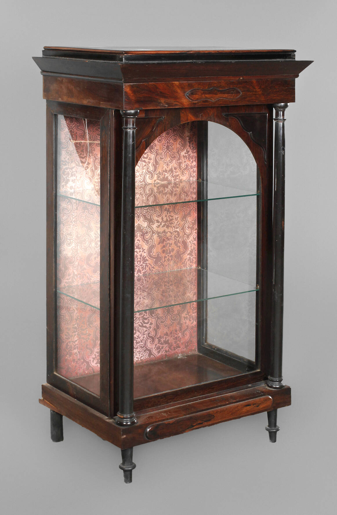 Kleine Säulenvitrine