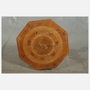 Kleiner intarsierter Beistelltisch