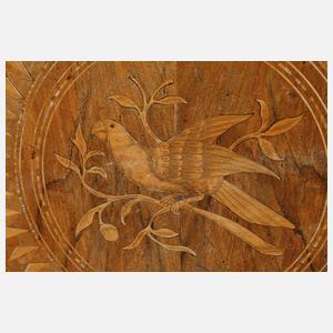 Kleiner intarsierter Beistelltisch