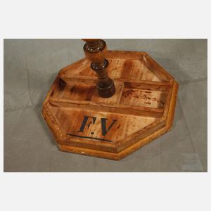 Kleiner intarsierter Beistelltisch