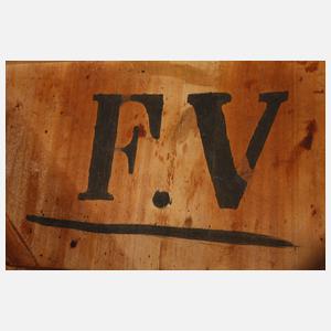 Kleiner intarsierter Beistelltisch