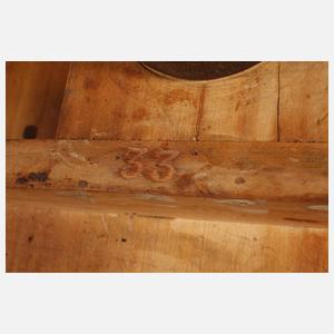 Kleiner intarsierter Beistelltisch