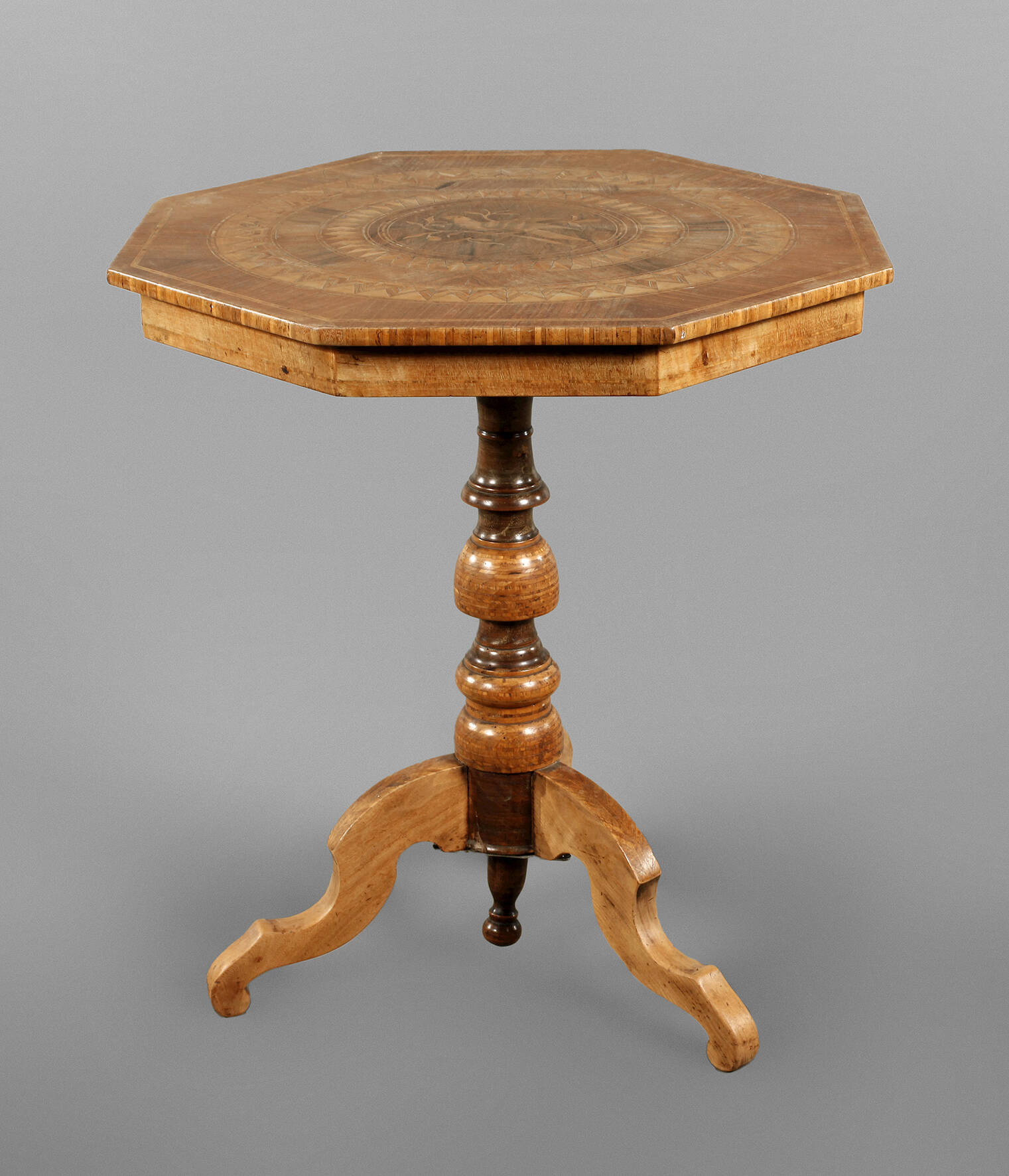 Kleiner intarsierter Beistelltisch