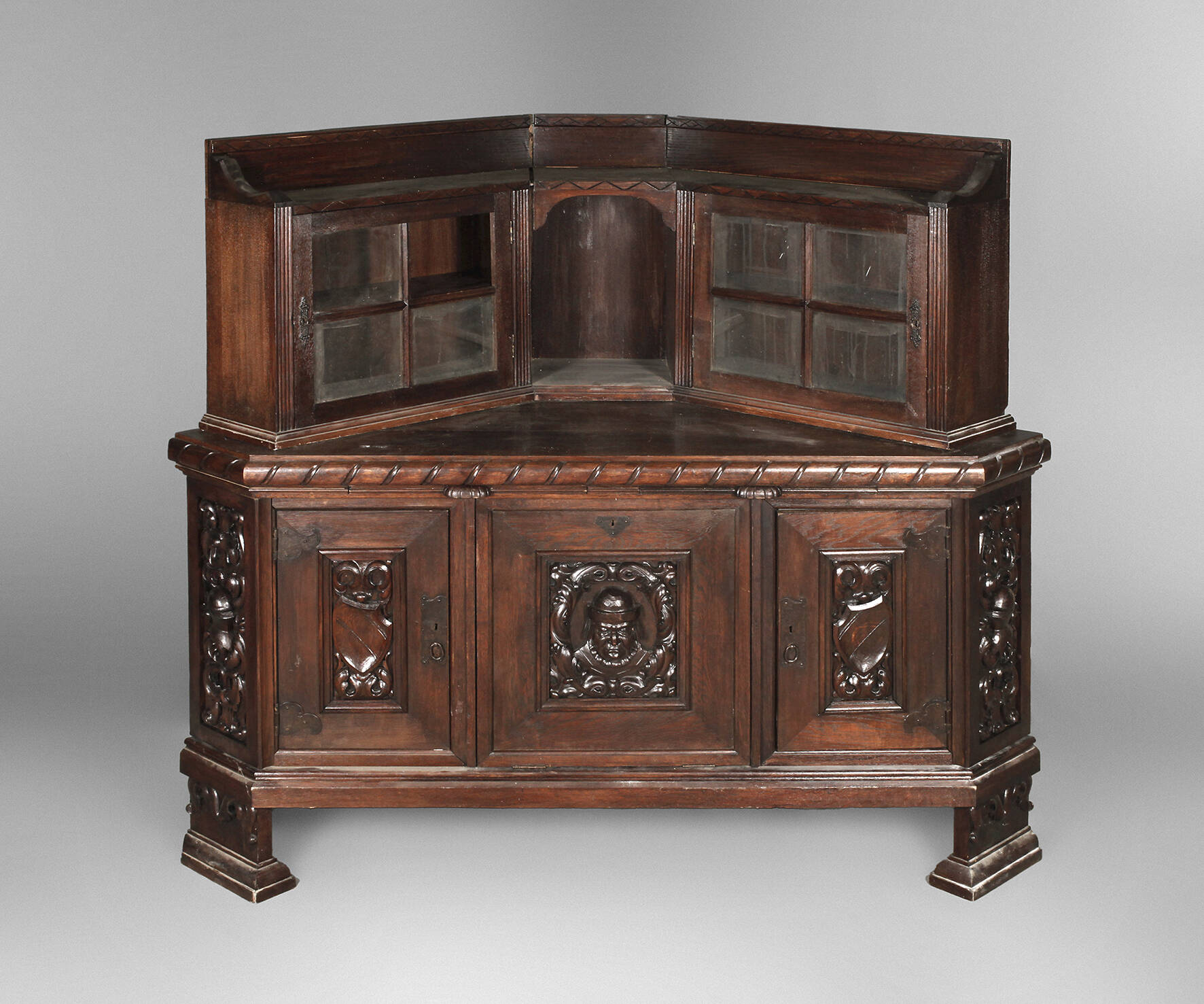 Eckschrank mit Glasaufsatz