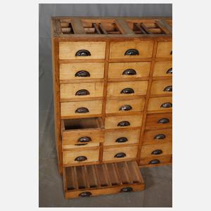 Großer Apothekerschrank