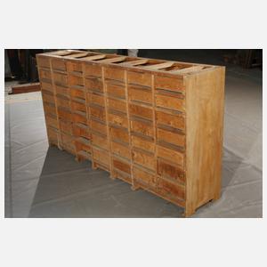 Großer Apothekerschrank
