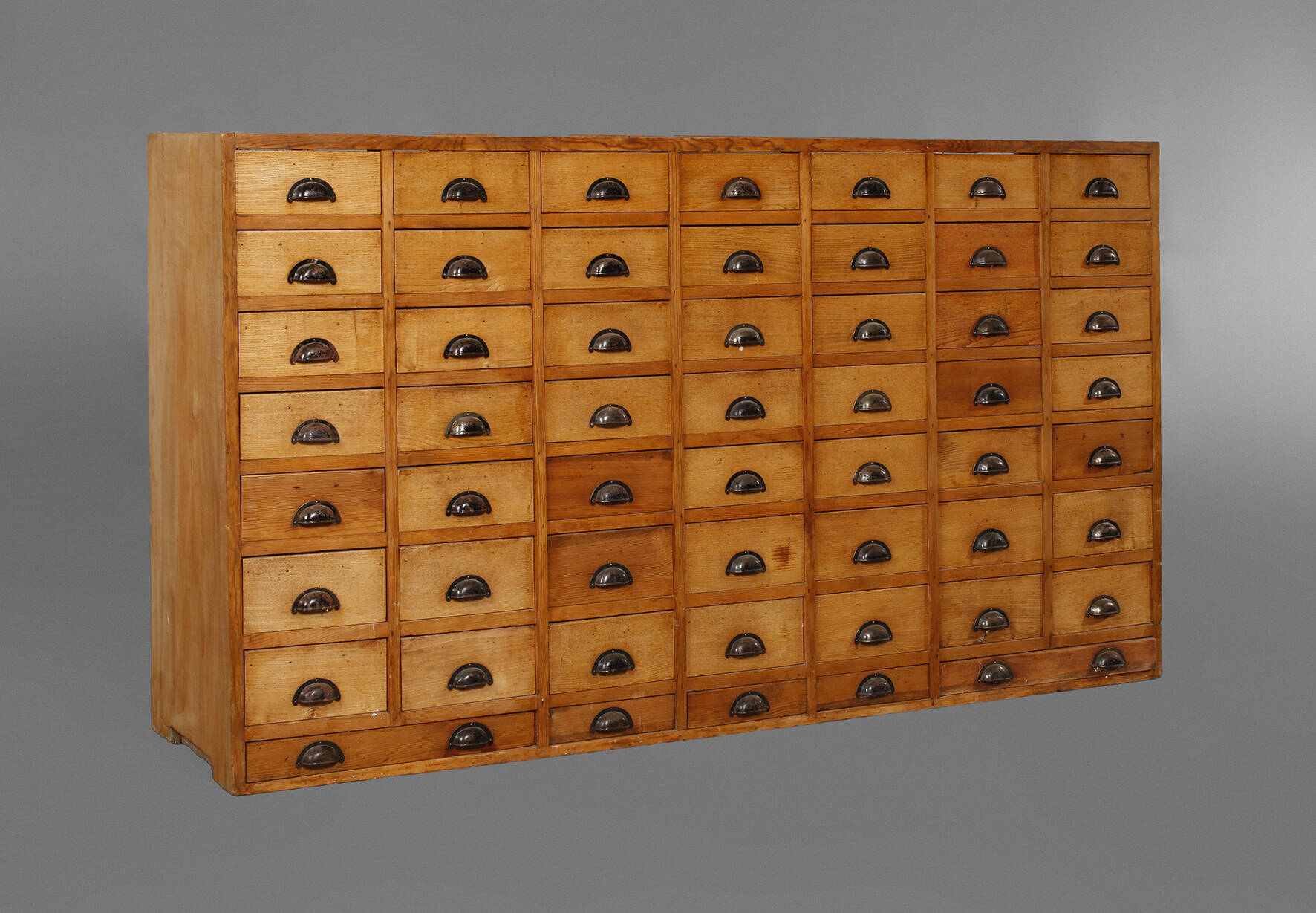 Großer Apothekerschrank