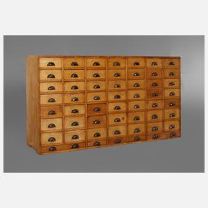 Großer Apothekerschrank