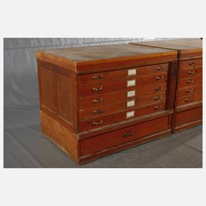 Zwei Grafikschränke