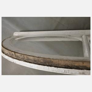 Fünf große Fenster mit gewölbten Butzenscheiben