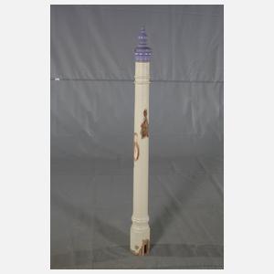 Zwölf Geländersäulen