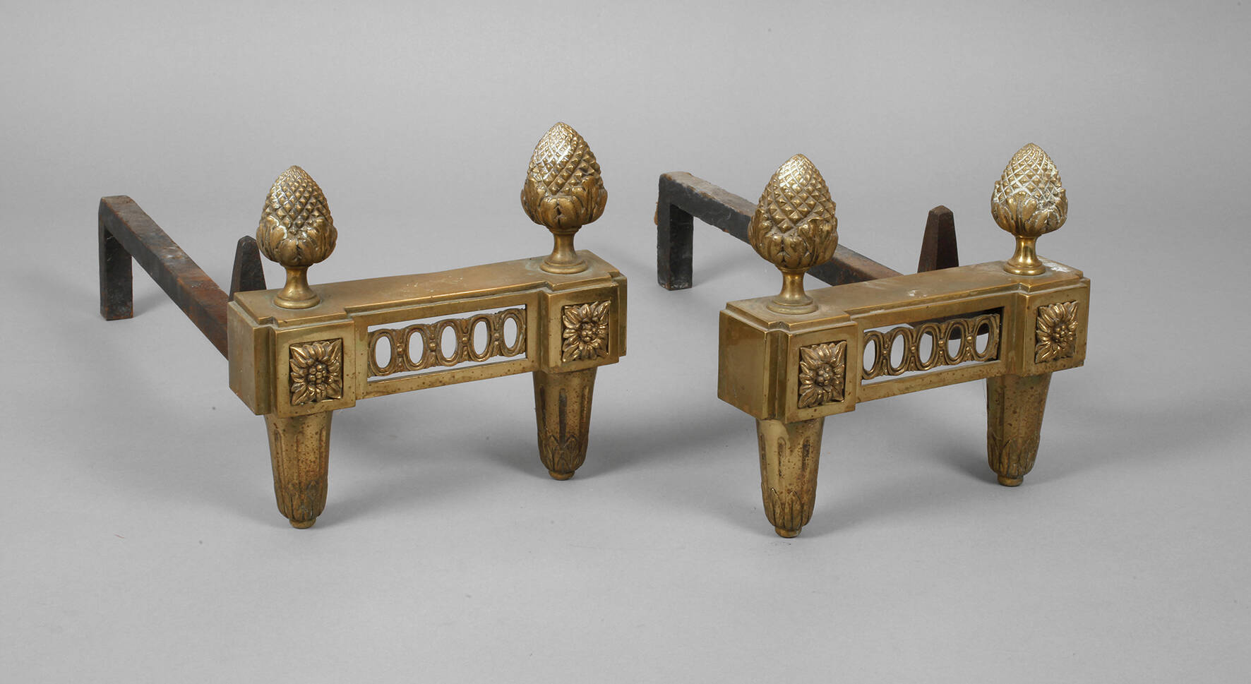 Paar neoklassizistische Kaminböcke