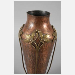 Kupfervase mit Messingapplikationen