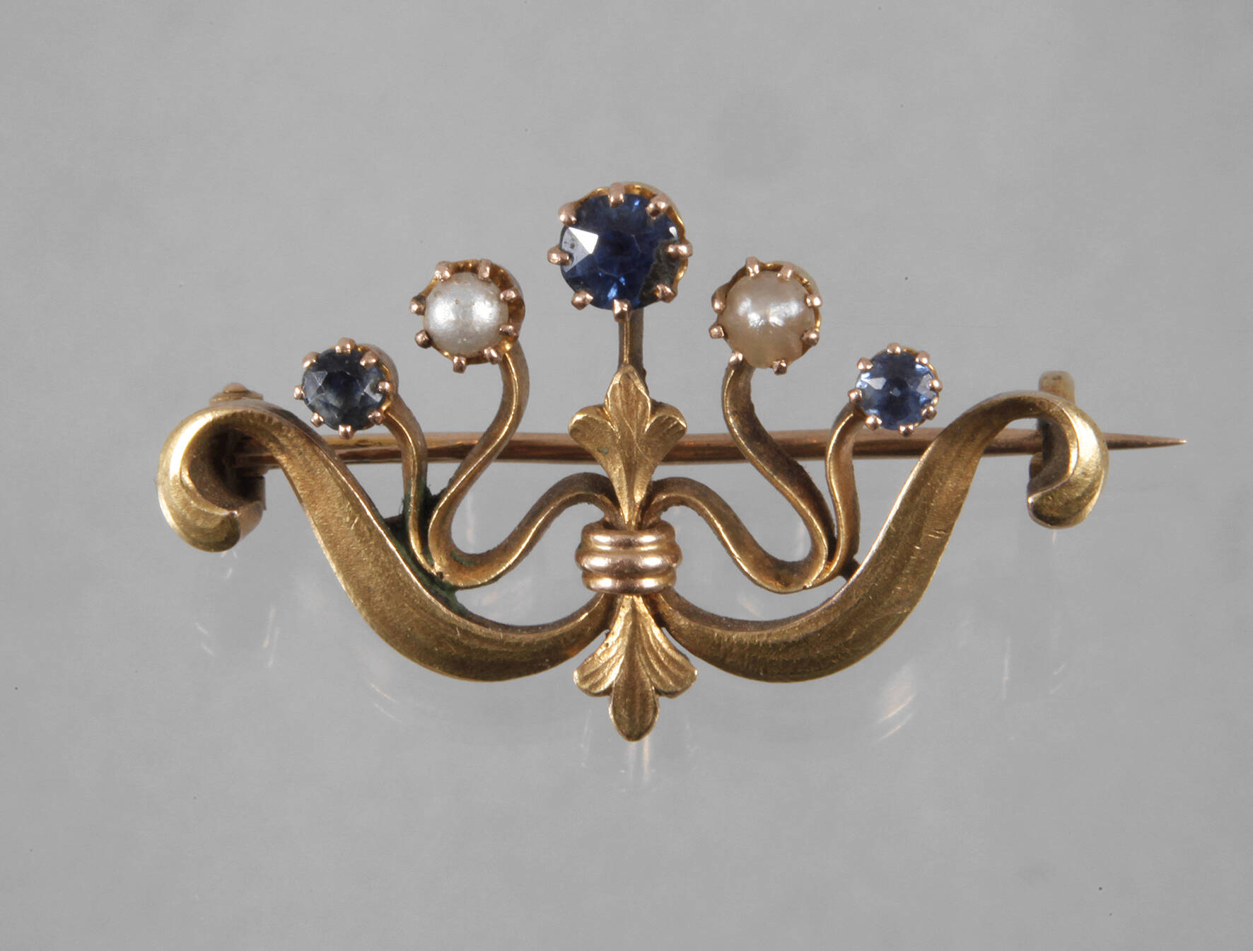 Jugendstilbrosche mit Saphiren und Perlen