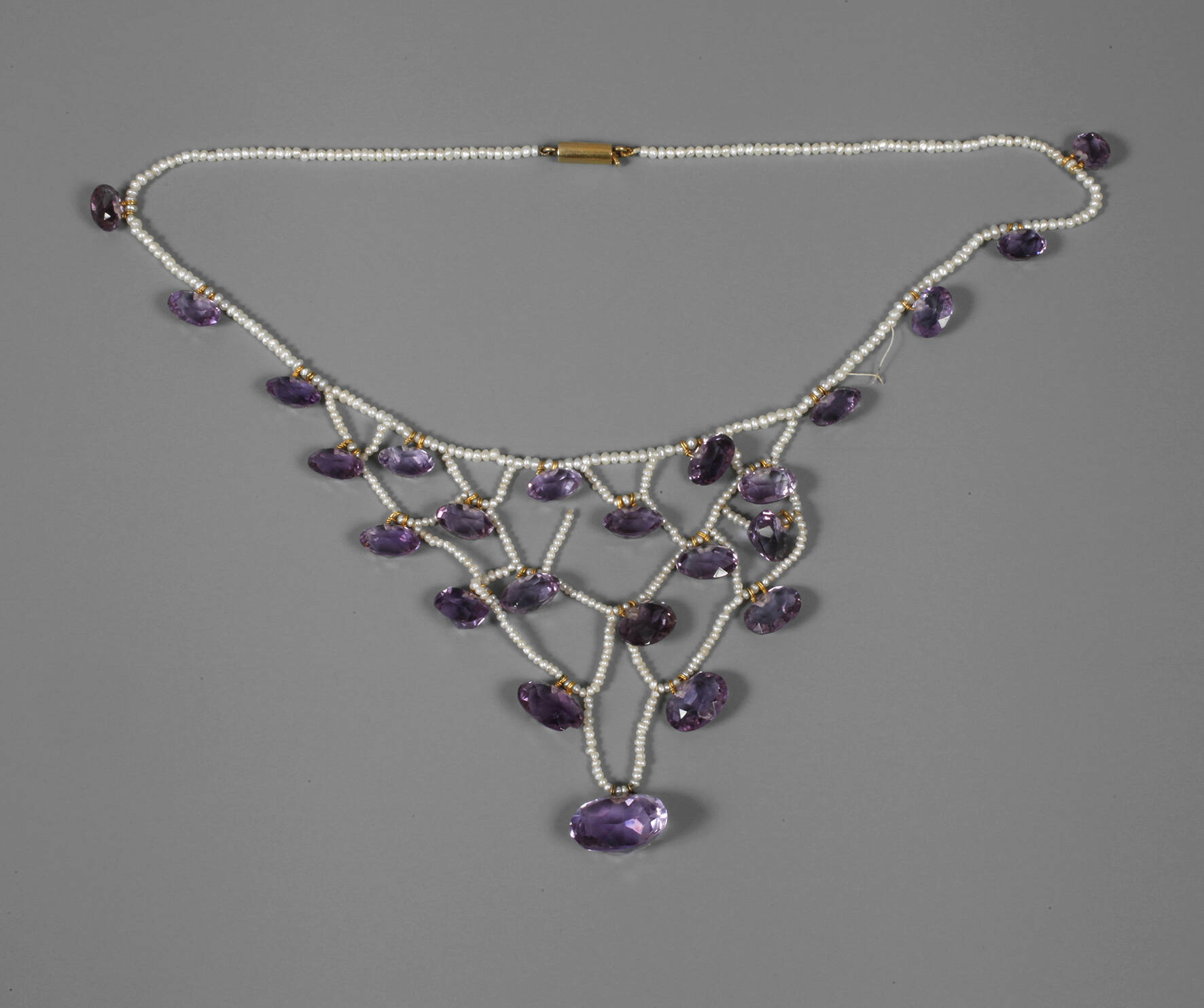 Feines Collier mit Perlen und Amethysten