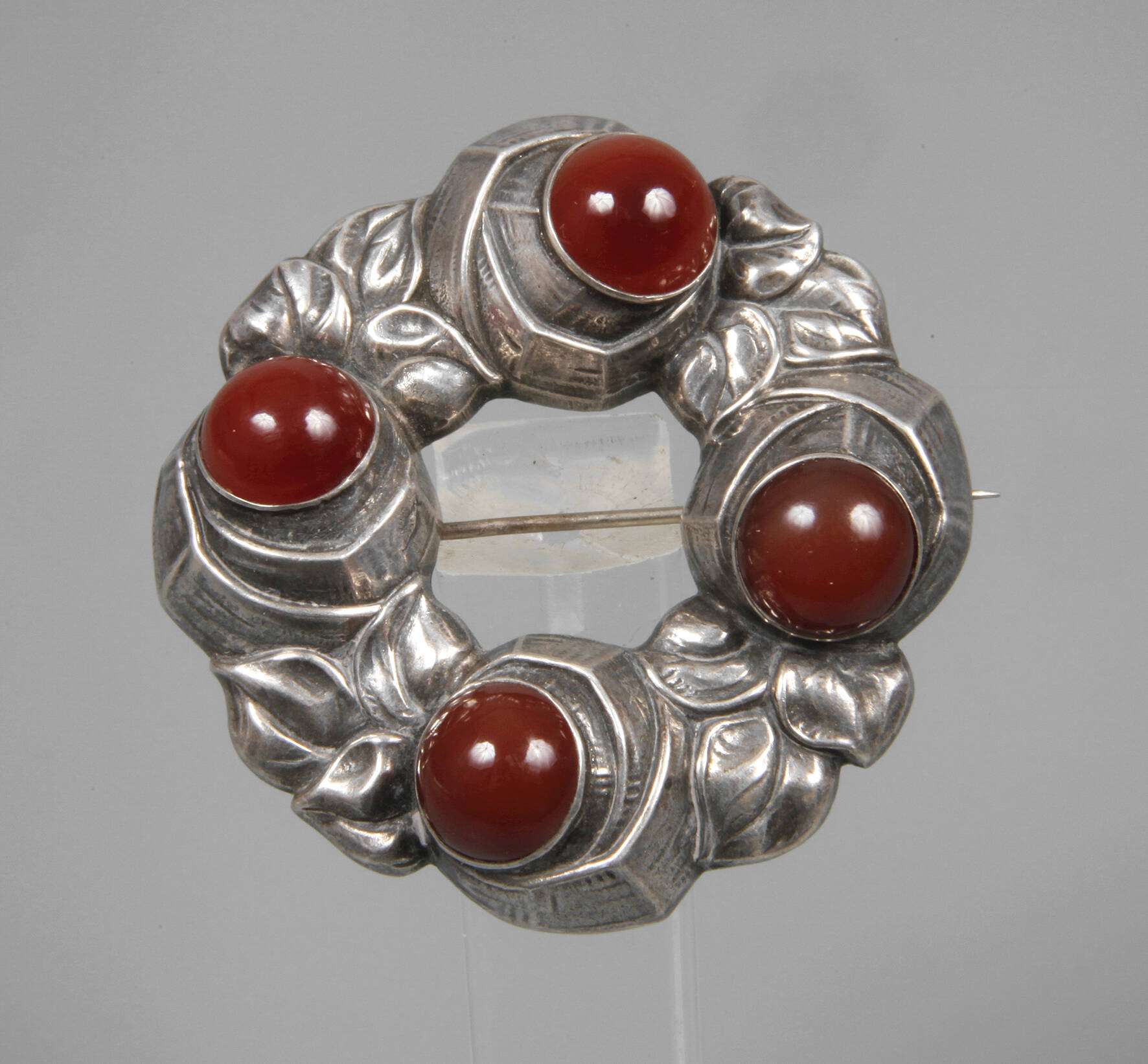 Jugendstilbrosche mit Karneolen
