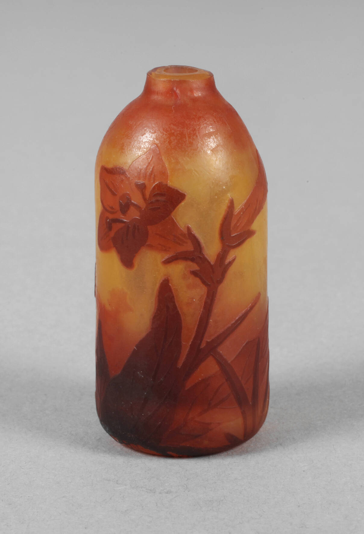 Daum Nancy Miniaturvase Tabakdekor