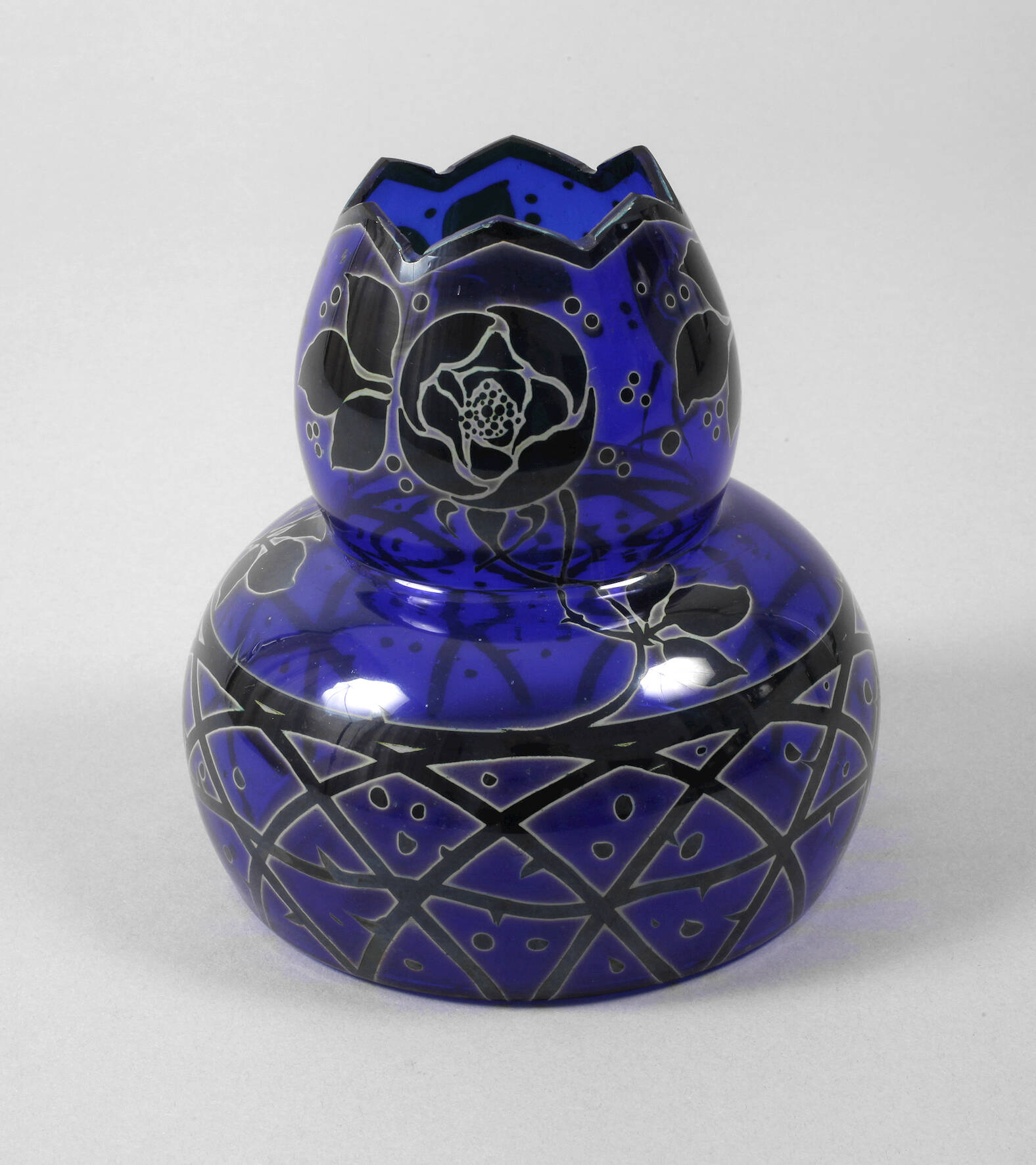 Jugendstilvase mit Reduktionsmalerei