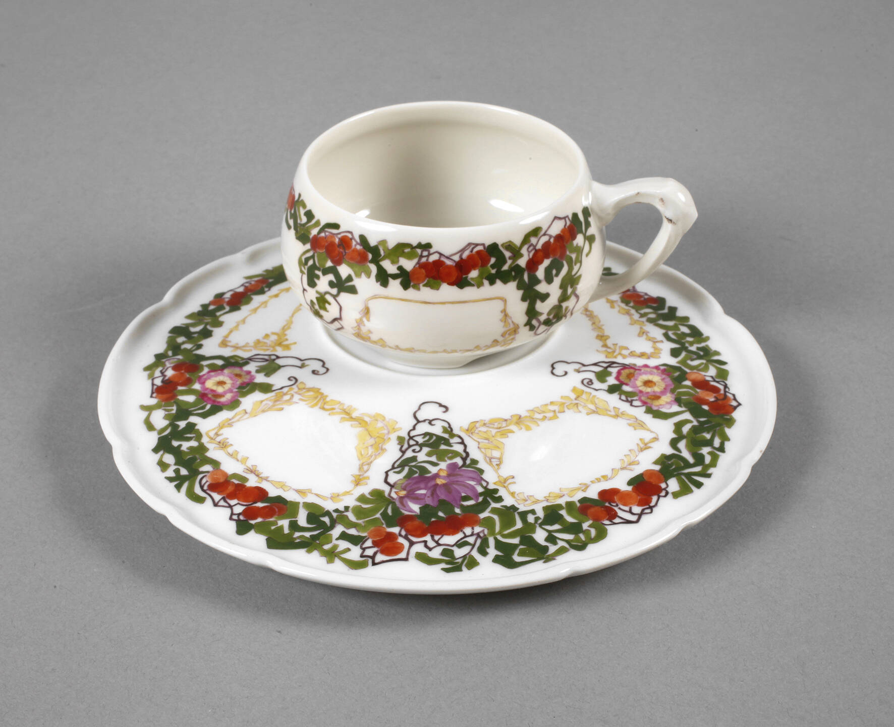 KPM Berlin Teetasse mit Floraldekor