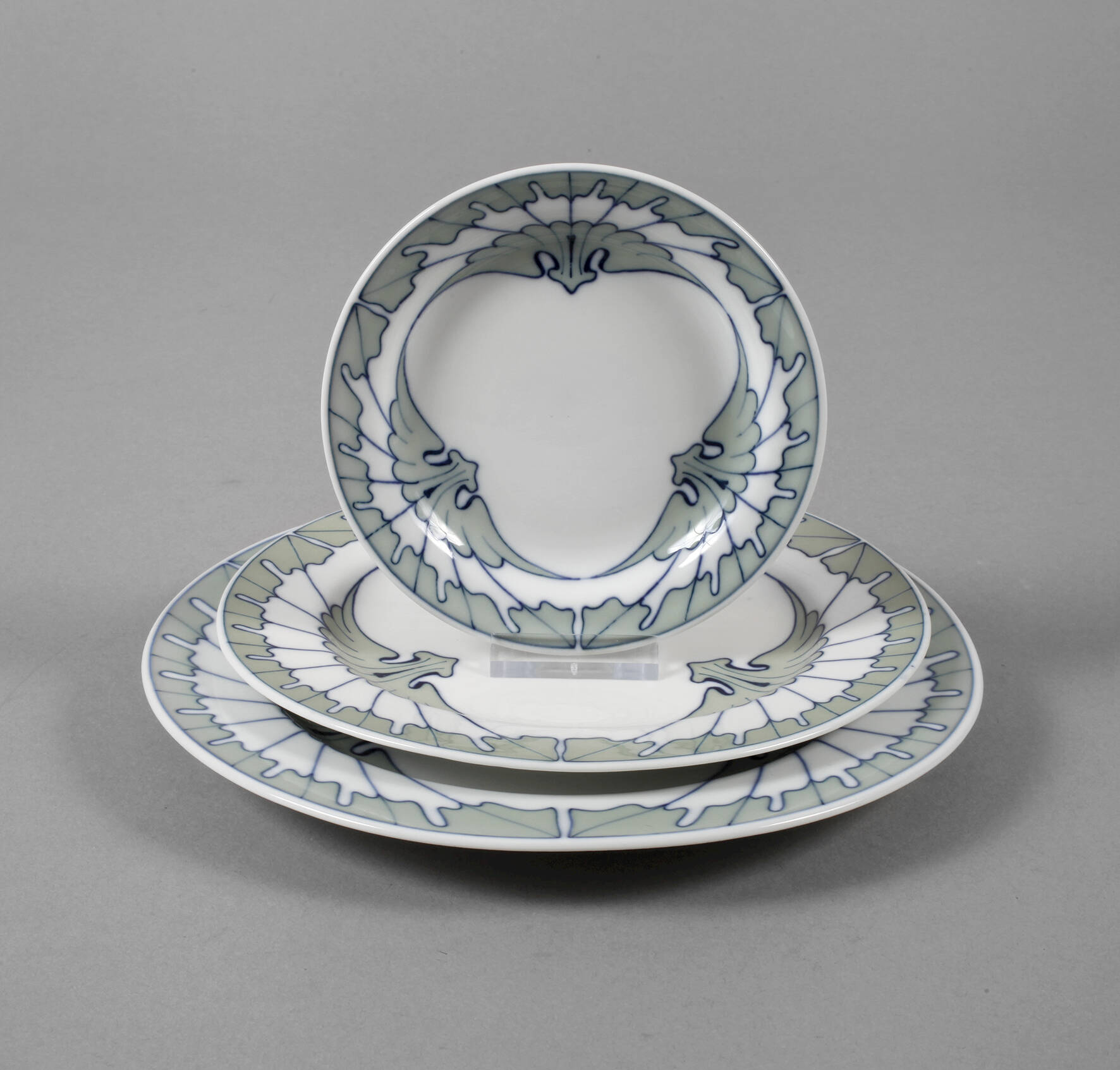 Meissen drei Teller aus dem "Flügelmuster-Service"