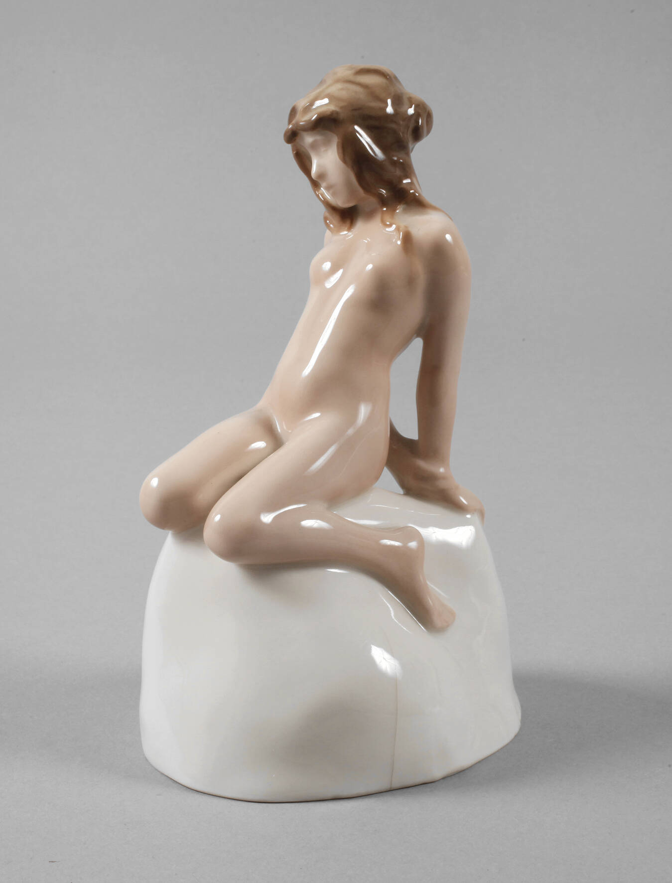 Rörstrand Mädchen auf einem Felsen