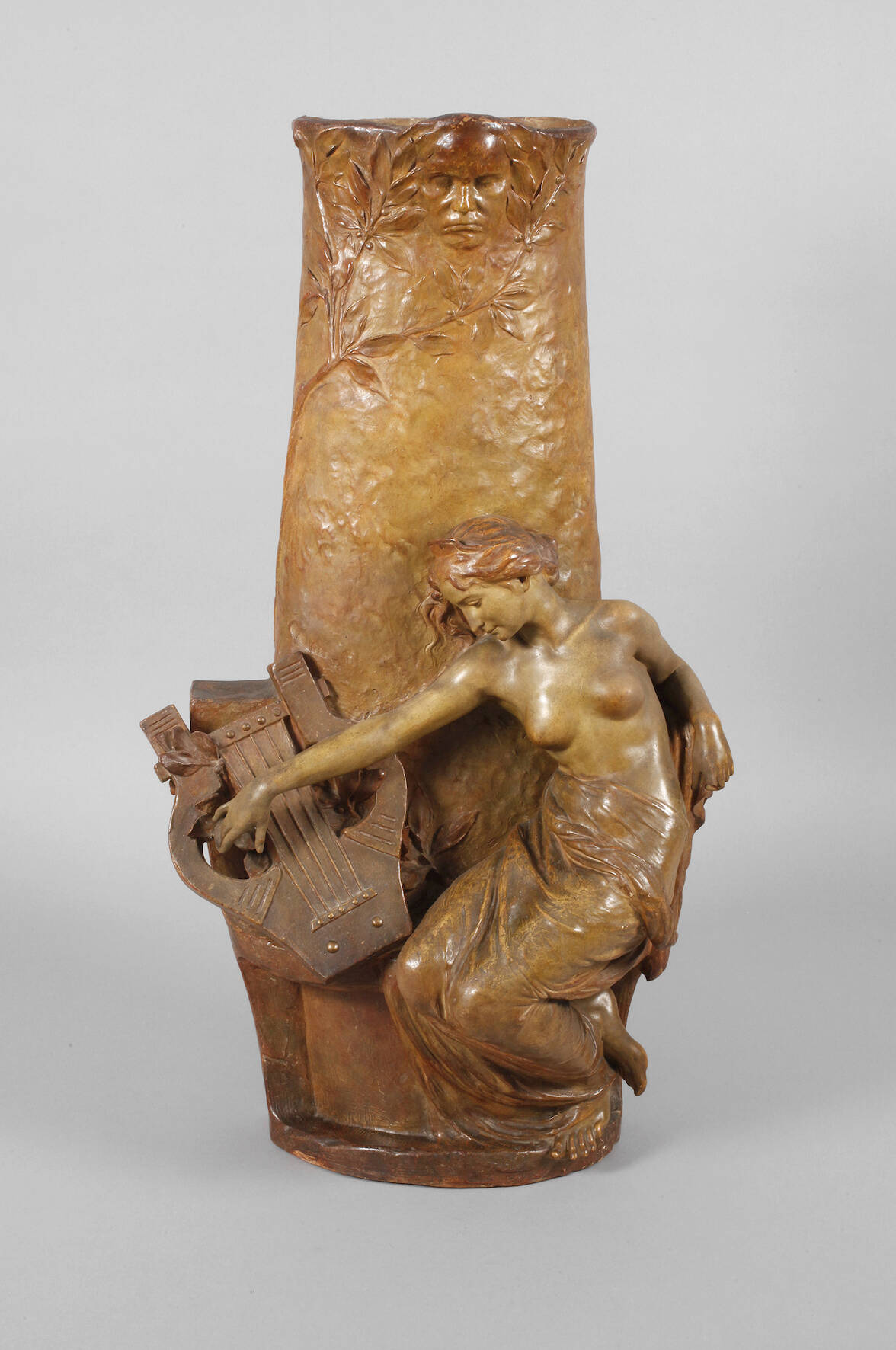 Goldscheider Wien figürliche Bodenvase "Musik"