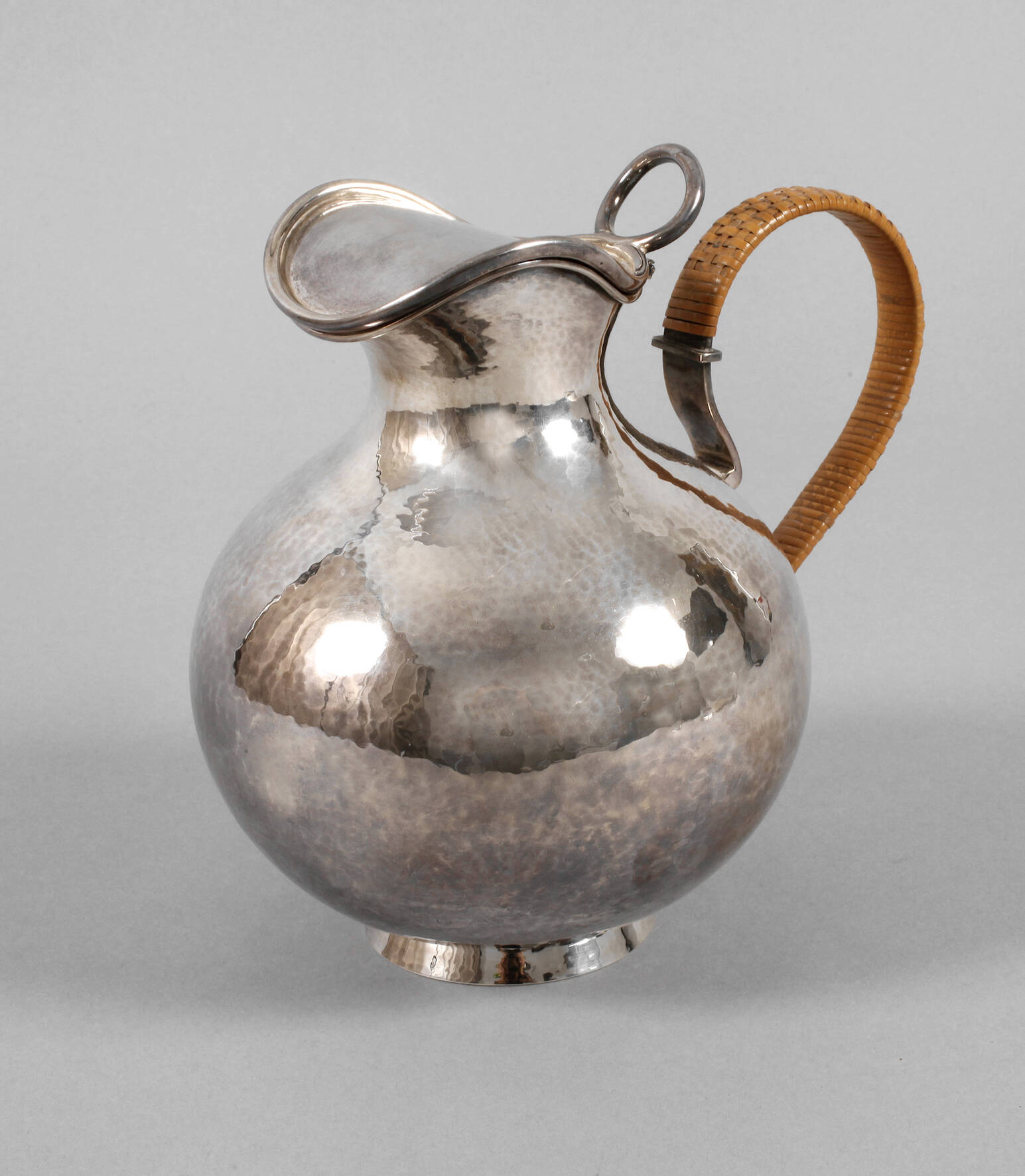 Silberkanne mit Basthenkel