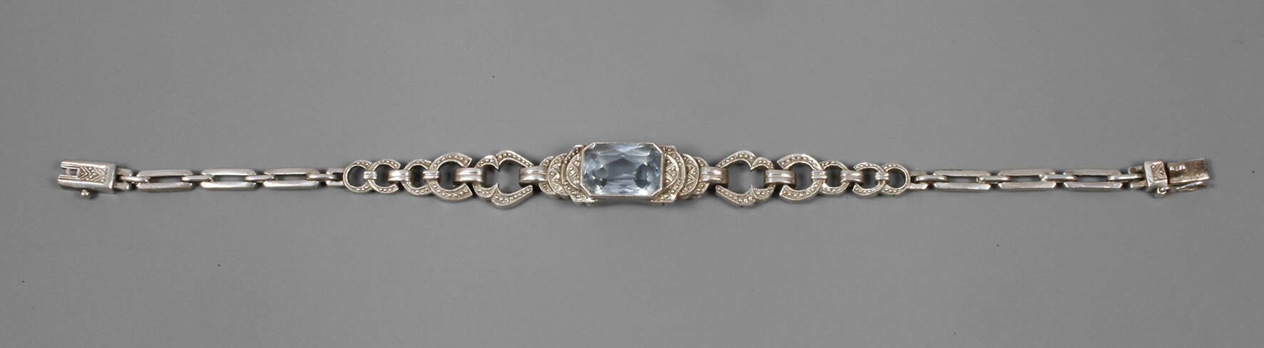 Armband mit Steinbesatz