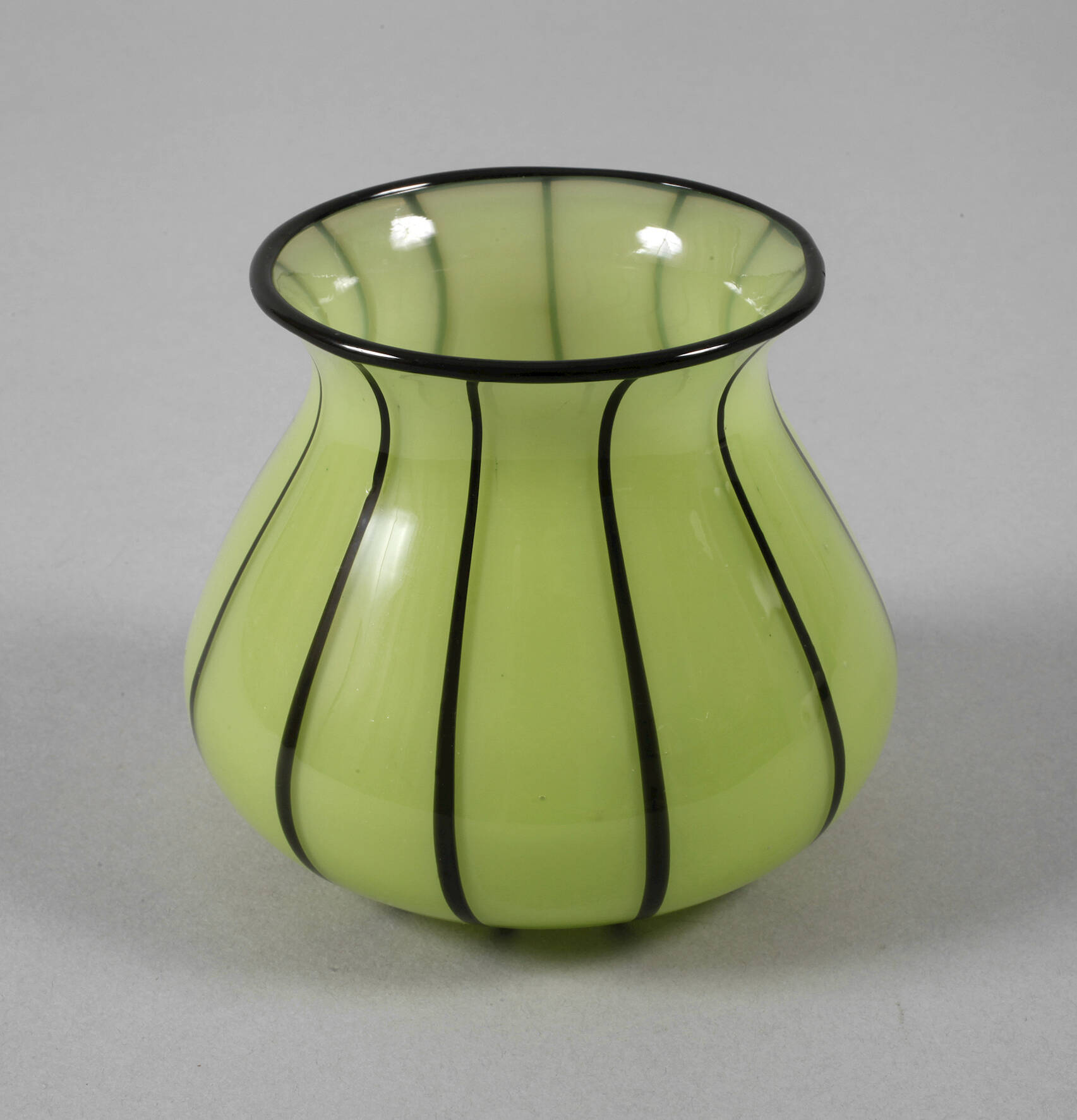 Loetz Wwe. kleine Vase aus der Tango-Serie